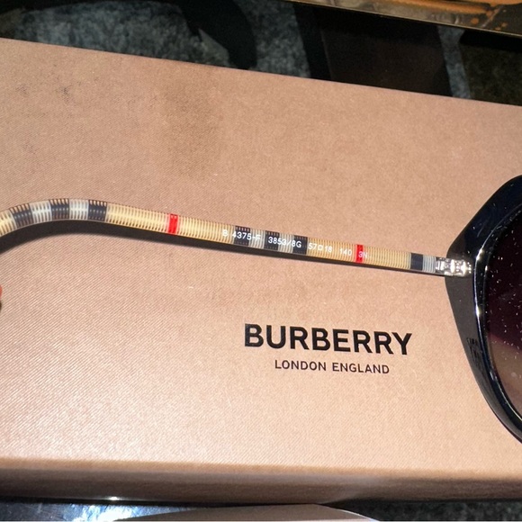 New BURBERRY Vanessa Black Gradient Geometric Ladies Sunglasses 57mm - Picture 5 of 8